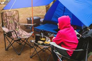 turismo natura donne, campeggio in mezzo alla pineta. sedersi e mangiare davanti alla tenda