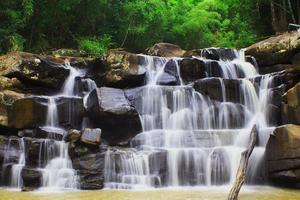 bella cascata panoramica bella foresta profonda e nera di roccia verde naturale sulla natura.