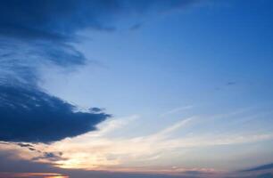 bel cielo bellezza serale e nuvole al tramonto, all'alba, i raggi del sole sfondano le nuvole. naturale foto