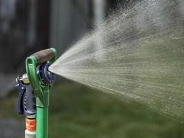 primo piano del sistema di irrigazione automatico dell'irrigatore a casa foto