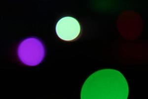 sfocatura astratta sfondo chiaro.luce decorativa verde e viola.luce astratta.bellissima sfocatura verde e viola su nero