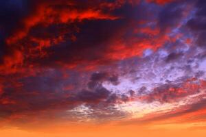 tramonto arancione brillante e alba bellissima su nuvole bianche e grigie con sole arancione e rosso brillante in una fresca mattina di primavera. foto