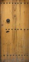 vecchia porta in legno con rivetti in ferro battuto foto
