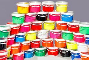 inchiostro per serigrafia in una varietà di colori vivaci in contenitori di plastica trasparente. foto