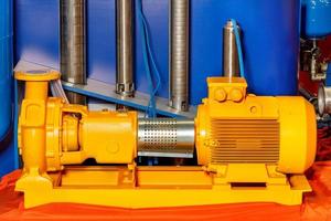 attrezzatura di pompaggio industriale, potente pompa per acque luride gialla. foto