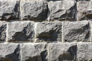 muro di pietra di grandi ciottoli di granito grigio, primo piano. foto