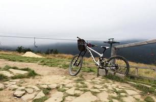 mountain bike si trova accanto alla ringhiera dopo un breve viaggio foto