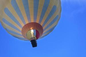 volo di una mongolfiera in un cielo azzurro foto
