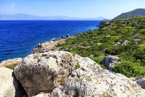 la costa del mar Ionio è punteggiata da grandi massi di pietra.