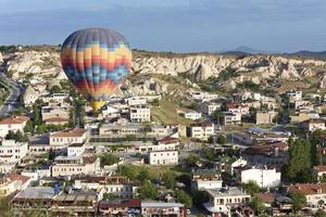 una mongolfiera sta sorvolando la valle in cappadocia foto