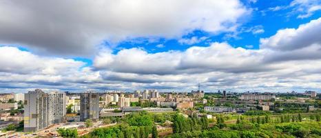 panorama del paesaggio urbano con grandi nuvole basse e luce solare intensa. foto