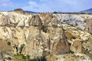 enormi rocce antiche e stagionate nella valle del miele della cappadocia foto