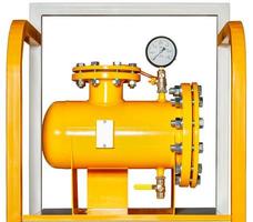 filtro del gas con un manometro per l'installazione di controllo del gas, isolato su uno sfondo bianco.