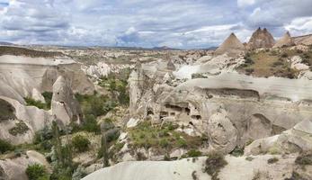 grotte abbandonate nelle montagne della cappadocia foto