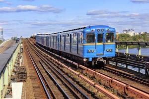 ponte della metropolitana a kyiv attraverso il fiume dnipo. foto