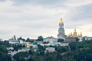 pechersk lavra sulle pendici delle colline di kyiv in una nuvolosa giornata estiva. foto