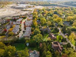 vista aerea del quartiere residenziale di Northfield, il. molti alberi iniziano a cambiare i colori dell'autunno. grandi case residenziali, alcune con pannelli solari. strade tortuose foto