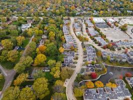 vista aerea del quartiere residenziale di Northfield, il. molti alberi iniziano a cambiare i colori dell'autunno. grandi complessi residenziali di appartamenti. strade tortuose con grandi alberi. foto