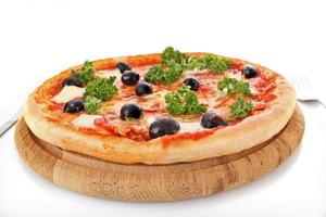 pizza gustosa. pizza al formaggio. pizza al salame piccante. pizza ai funghi. mozzarella e pomodoro. vista dall'alto della pizza calda. copyspace