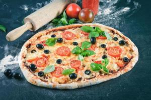 pizza fatta in casa con ingredienti