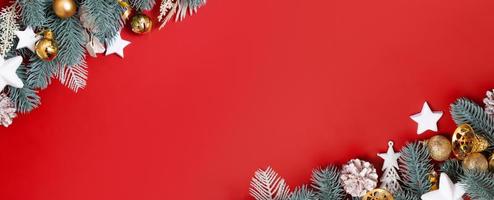 sfondo di natale con decorazioni bianche dorate su sfondo rosso con spazio di copia. posa piatta. formato banner foto