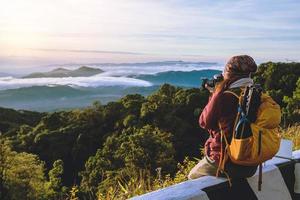 la giovane donna viaggia per fotografare la foschia marina sulla montagna. viaggiare rilassati. campagna tocco naturale. a chiangmai inthailand foto