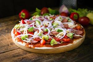 pizza fatta in casa con ingredienti