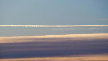 scie di aereo nel cielo foto