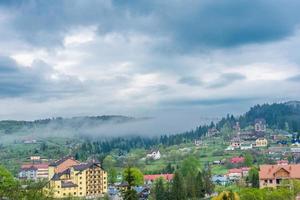 bellissimo villaggio di montagna nei Carpazi dopo la pioggia in una calda giornata estiva foto