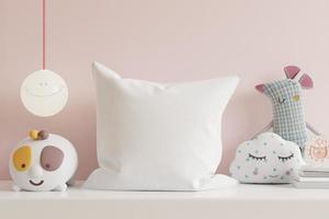 cuscino mockup nella stanza dei bambini su sfondo muro di colori rosa chiaro. foto
