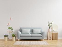 il soggiorno con parete bianca ha un divano e una decorazione. foto