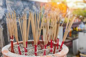 incenso che brucia in vaso con fumo di incenso - bastoncini di incenso, messa a fuoco selettiva foto