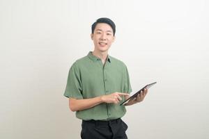 giovane uomo asiatico che usa tablet