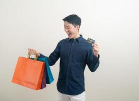 ritratto, giovane, asiatico, presa a terra, carta credito, e, shopping bag foto