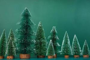 gruppo albero di Natale su sfondo verde.