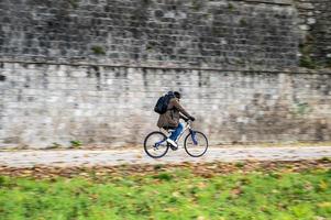 panoramica di una bicicletta di passaggio foto