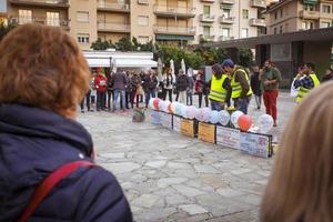 sanremo, italia, 20-11-2021 cittadini italiani uniti per manifestare in piazza contro la legge sul pass verde, reportage giornalistico foto