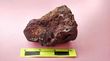 basalto lavico, rocce vulcaniche nel complesso melange di karangsambung. associata all'ofiolite e identificata come rocce oceaniche. lava cuscino. concetto geologico. rocce e minerali foto