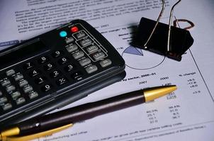 contabilità conti bancari foglio di calcolo con calcolatrice. concetto per l'audit finanziario. foto