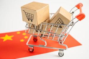 scatola con logo carrello della spesa e bandiera della Cina, import export shopping online o e-commerce servizio di consegna finanza negozio spedizione prodotto, commercio, concetto fornitore. foto