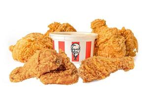 bangkok, thailandia 2020 - kfc, pollo fritto del kentucky con logo del marchio foto