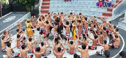 bali indonesia - 1 dicembre 2021 spettacolo di danza kecak balinese foto