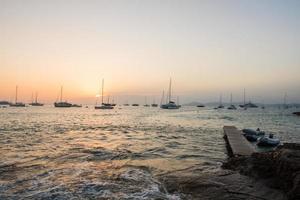 tramonto sulla spiaggia di ses illietes sull'isola di formentera nell'estate del 2021 foto