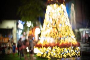 fuoco sfocato le persone si riuniscono all'albero di natale. foto