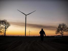 la sagoma di un uomo va al tramonto foto