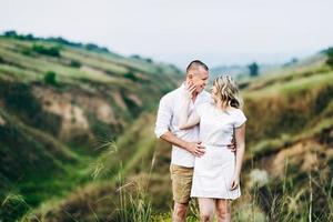 un ragazzo con una ragazza in abiti leggeri sullo sfondo di un canyon verde foto