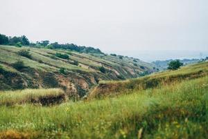 un ragazzo con una ragazza in abiti leggeri sullo sfondo di un canyon verde foto