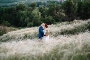 una coppia innamorata un ragazzo e una ragazza in una passeggiata nella cintura della foresta foto