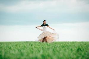 sposa con bouquet in abito avorio e scialle di maglia foto