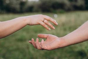 schema di stretta di mano e distanziamento in psicologia e scienza del corpo foto